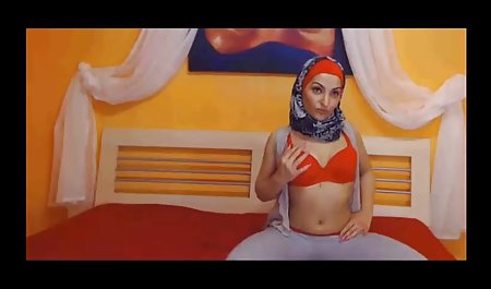 تسير سماء داليا جنس شرجي عربي حول منزل كبير وتجعل نفسها نائب الرئيس