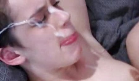 فرخ حنس عربى يطرح عاريا تماما في أريكة حمراء